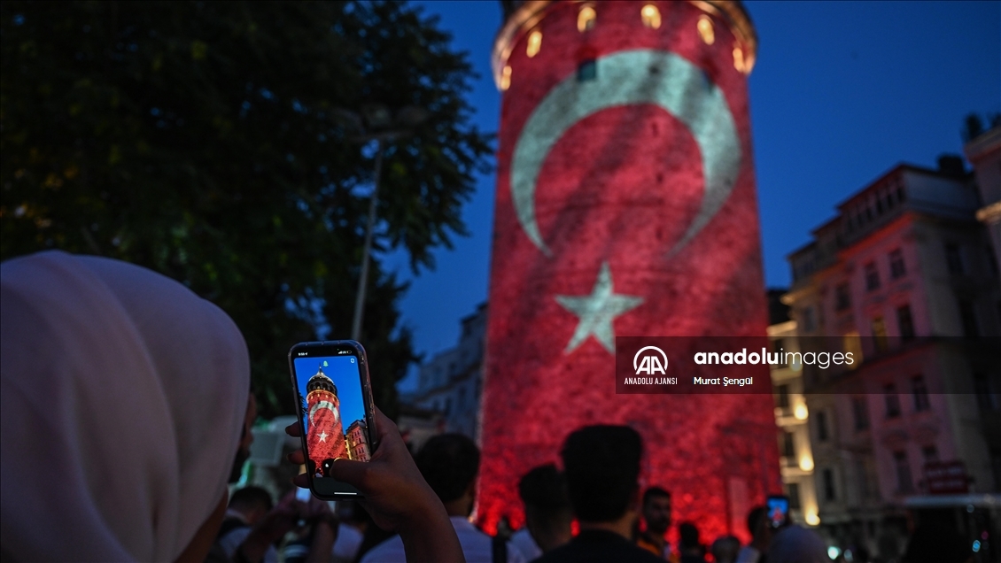 Galata Kulesi'ne 15 Temmuz şehitlerinin fotoğrafları yansıtılırken, 15 Temmuz Şehitler Köprüsü'ne Türk bayrağı asıldı