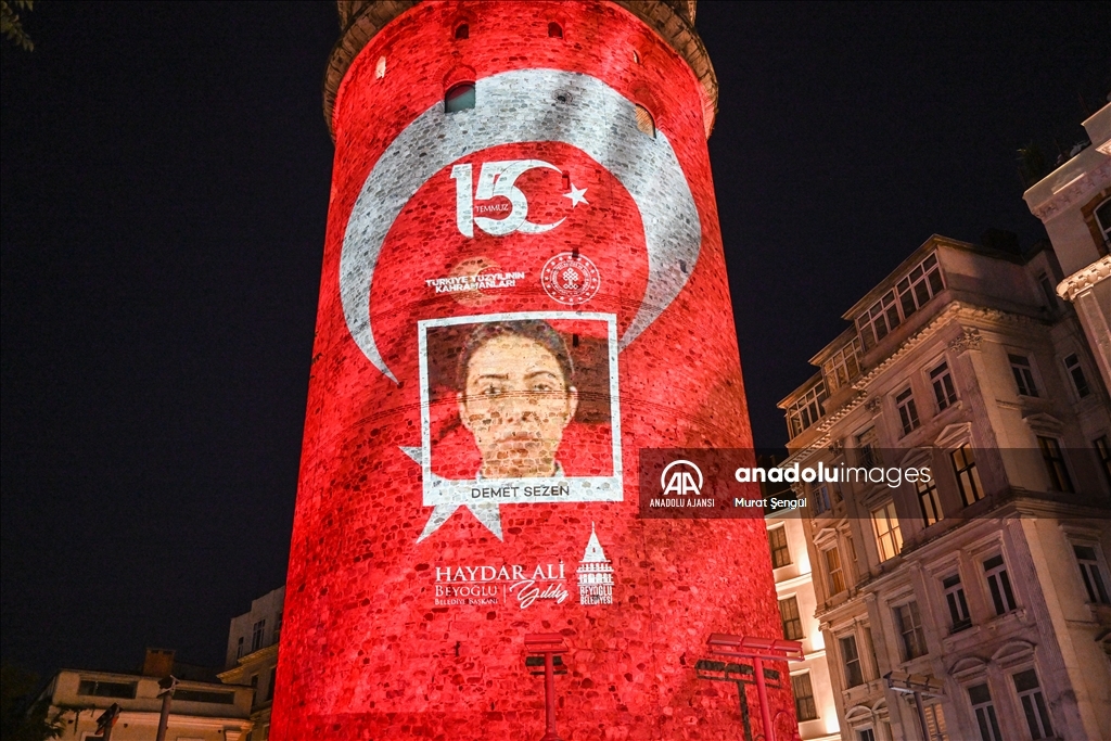 Galata Kulesi'ne 15 Temmuz şehitlerinin fotoğrafları yansıtıldı