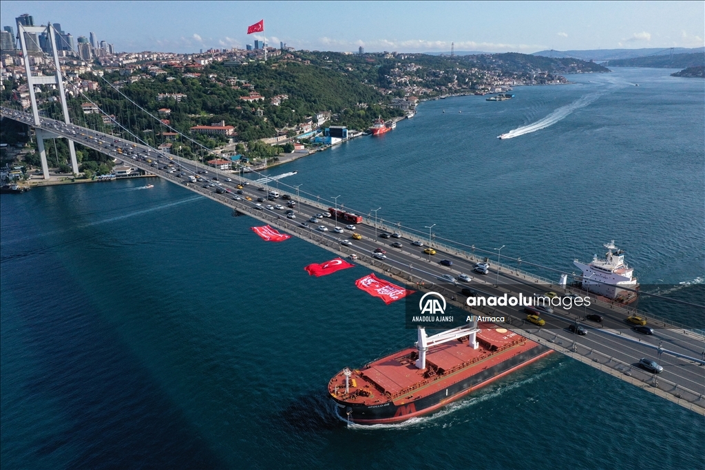 15 Temmuz Şehitler Köprüsü'ne Türk bayrağı asıldı