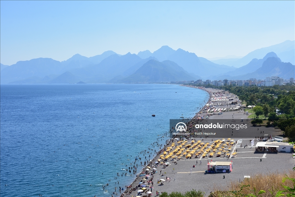 Antalya'da sıcak hava bunaltıyor