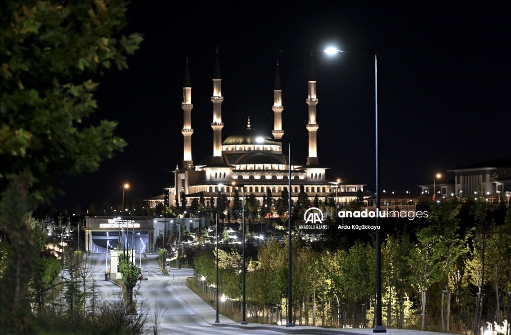 Ülke genelindeki camilerde sela okundu