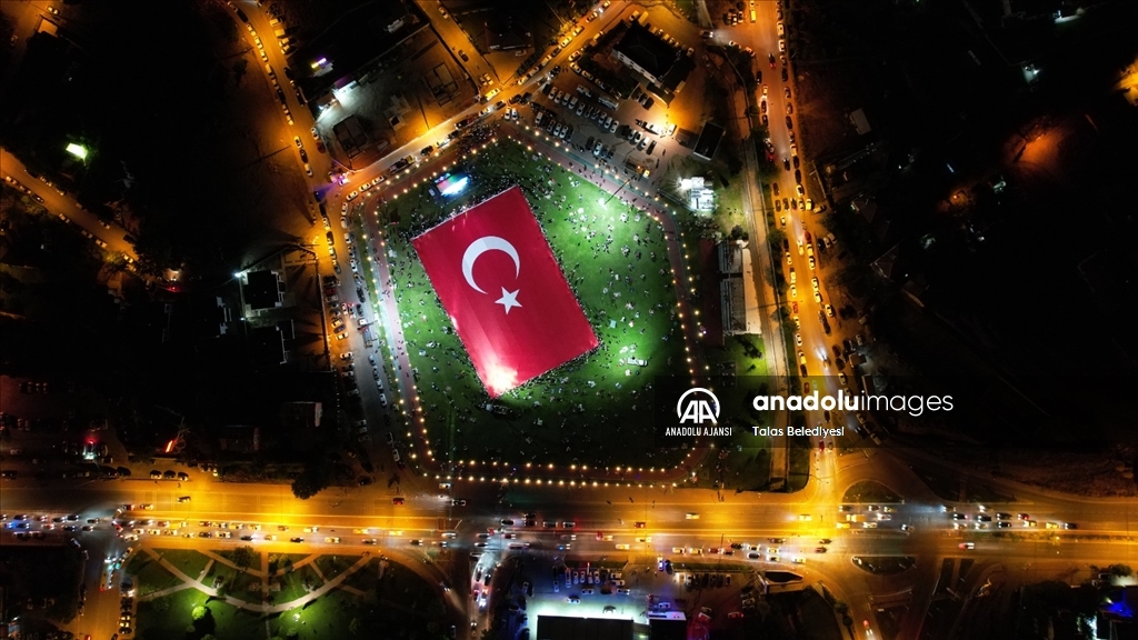 Kayseri'de dev Türk bayrağı açıldı