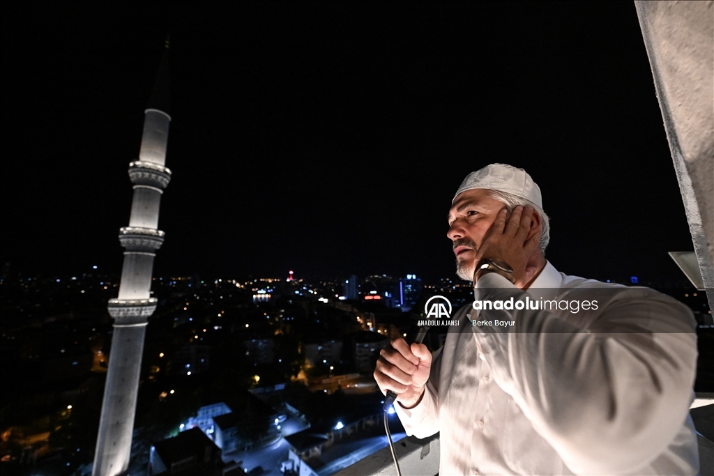 15 Temmuz'un yıl dönümünde saat 00.13'te tüm camilerden sela okundu