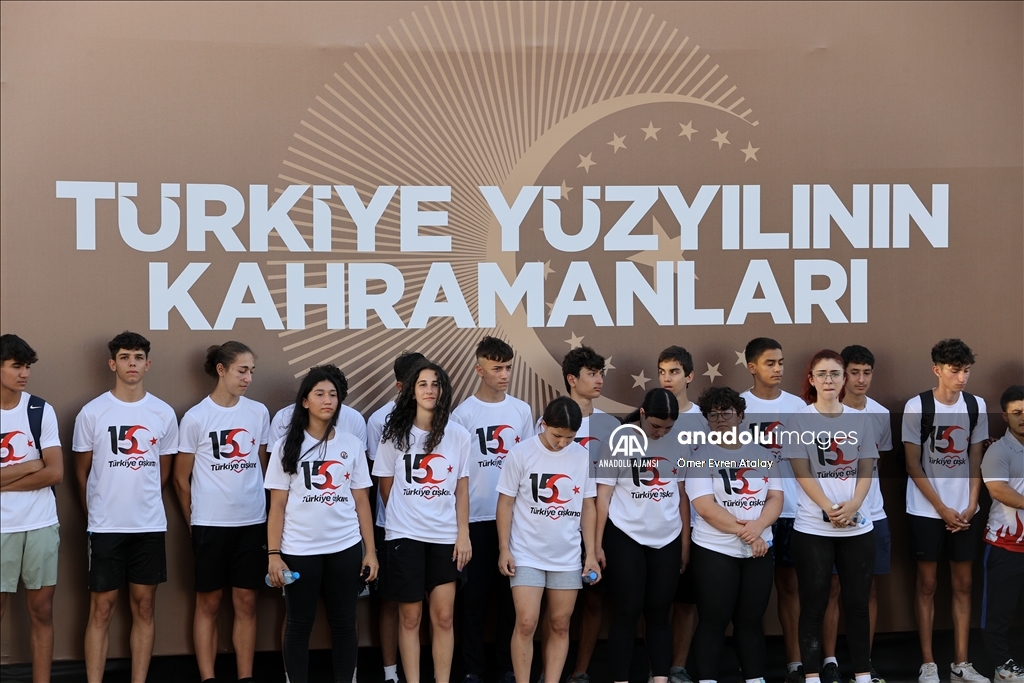 İzmir'de 15 Temmuz Demokrasi ve Milli Birlik Günü kapsamında gösterim yapıldı