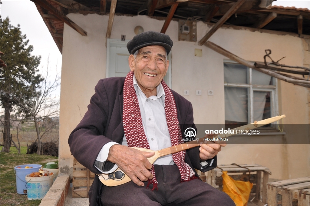 77 yaşındaki köy çalgısı Hayri Dev