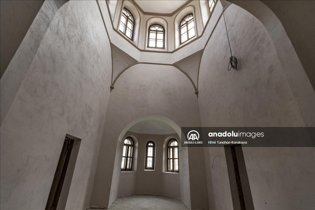 Erzurum'daki tarihi kilise eski resimlerine bakılarak aslına uygun restore edildi