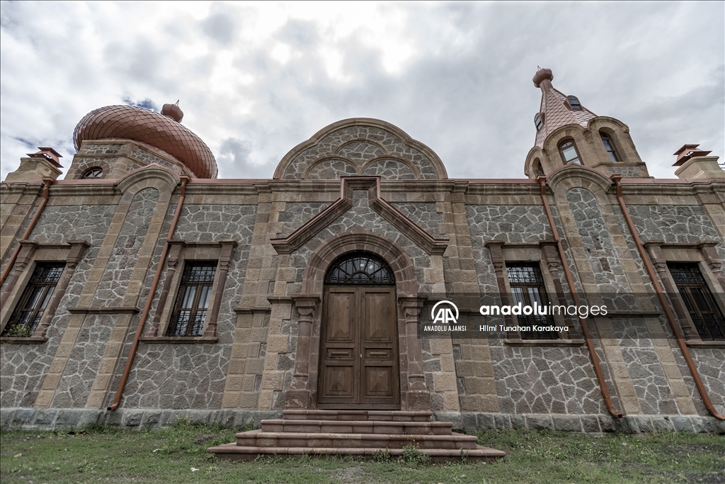 Erzurum'daki tarihi kilise eski resimlerine bakılarak aslına uygun restore edildi