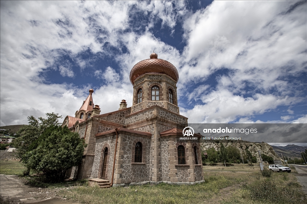Erzurum'daki tarihi kilise eski resimlerine bakılarak aslına uygun restore edildi