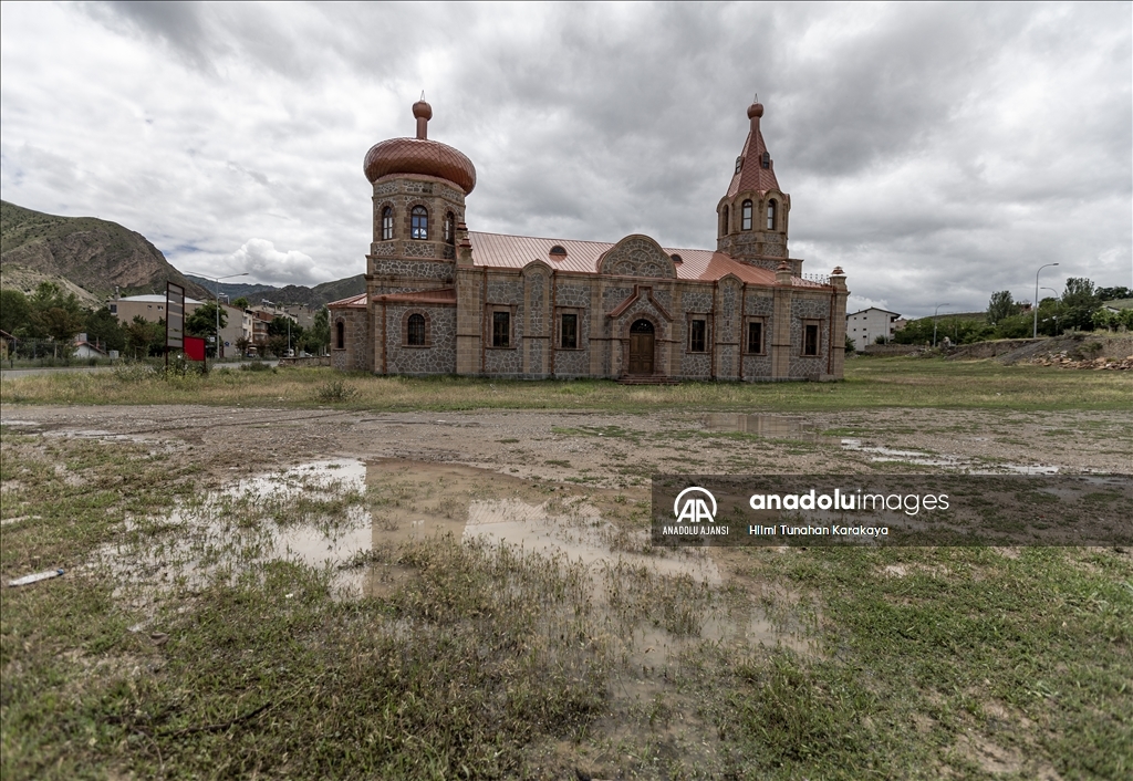 Erzurum'daki tarihi kilise eski resimlerine bakılarak aslına uygun restore edildi
