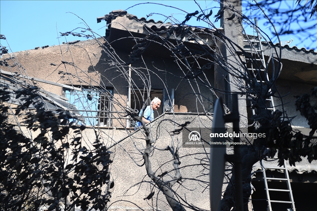 Yunanistan'daki orman yangının yerleşim yerlerindeki izleri
