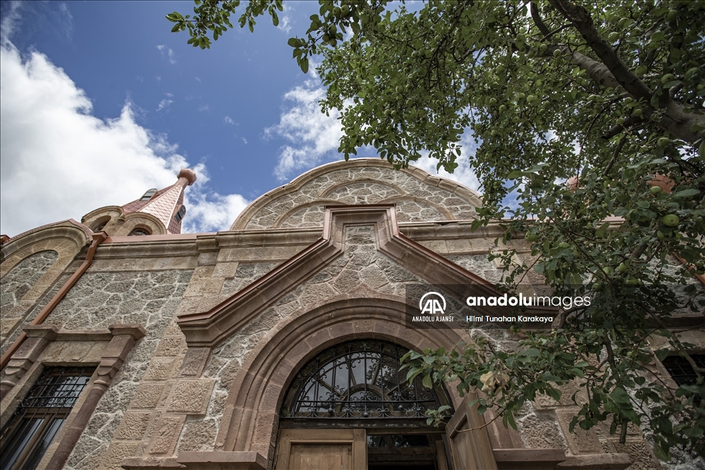 Erzurum'daki tarihi kilise eski resimlerine bakılarak aslına uygun restore edildi