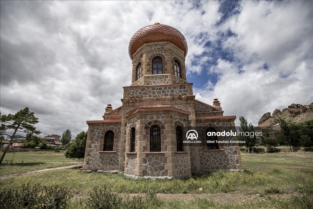 Erzurum'daki tarihi kilise eski resimlerine bakılarak aslına uygun restore edildi