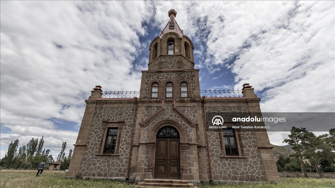 Erzurum'daki tarihi kilise eski resimlerine bakılarak aslına uygun restore edildi
