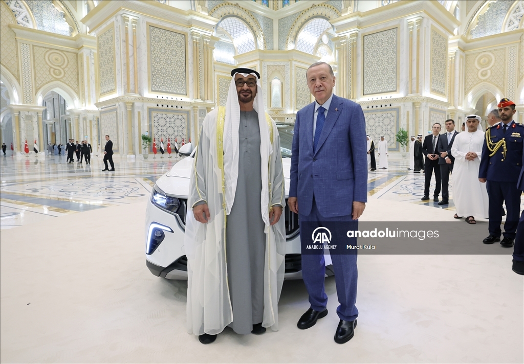 أردوغان يهدي ابن زايد سيارة "توغ" التركية