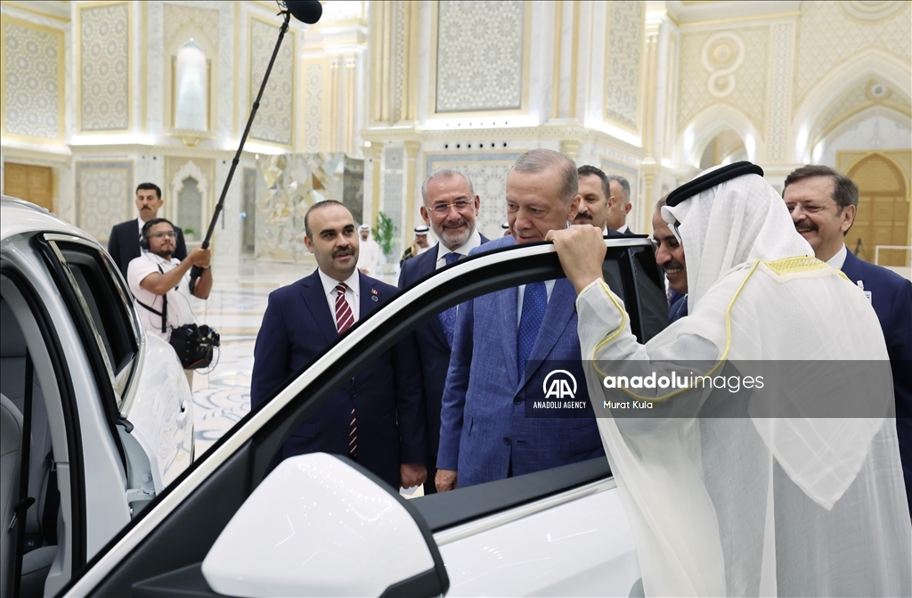 أردوغان يهدي ابن زايد سيارة "توغ" التركية