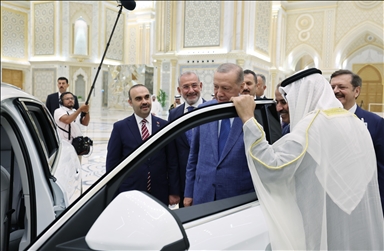 أردوغان يهدي ابن زايد سيارة "توغ" التركية