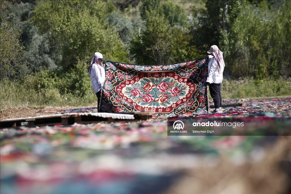 Antalya'daki kavurucu sıcak, tarlalara serilen halıların daha fazla pastelleşmesini sağlayacak