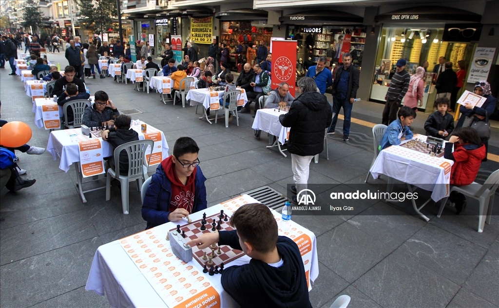 Sokaktaki satranç turnuvasında antibiyotik kullanımına dikkati çektiler