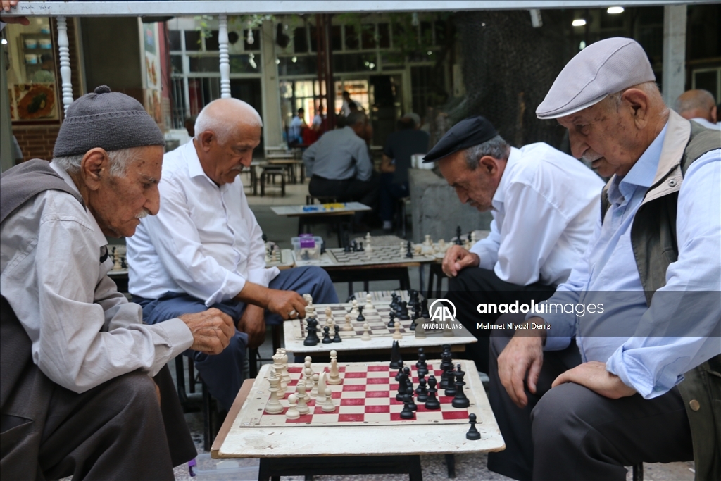 Satrançseverleri buluşturan kahve