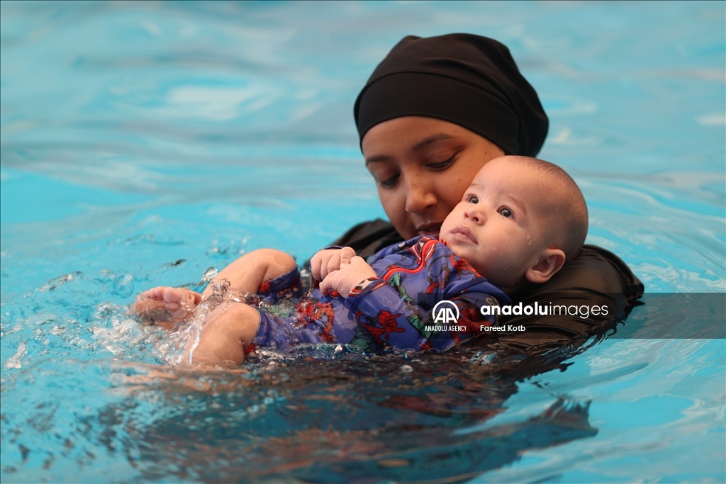 Swimming lessons for babies and toddlers in Egypt - Anadolu Ajansı