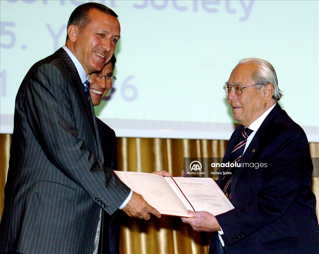 Başbakan Erdoğan, Prof. Dr. Halil İnalcık’a plaket verdi