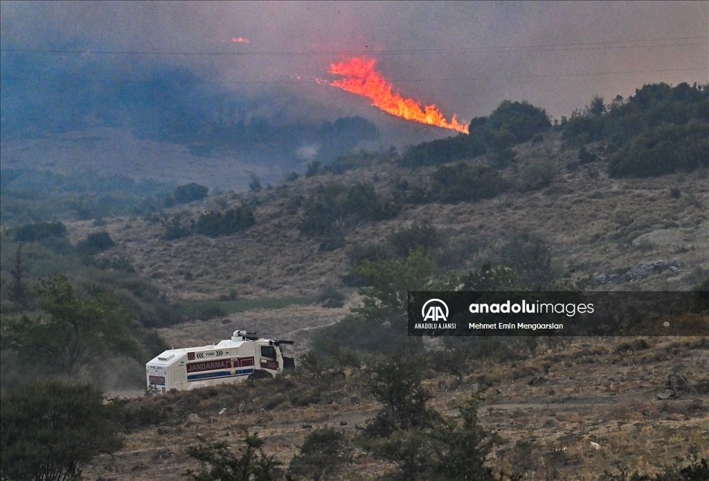 İzmir Kınık'taki orman yangını nedeniyle 3 mahalle tahliye ediliyor