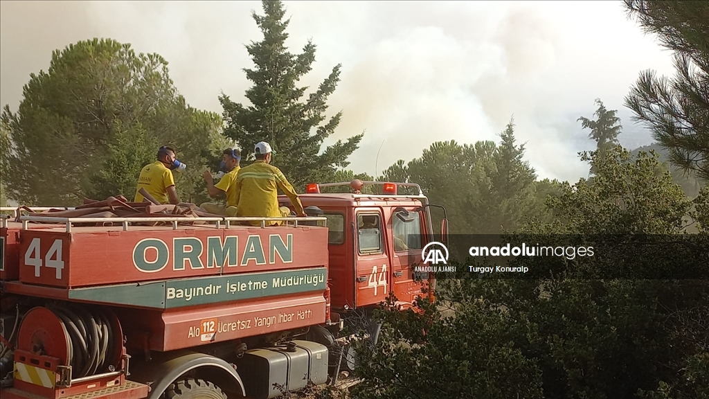 İzmir Ödemiş'te ormanlık alana sıçrayan yangına müdahale sürüyor