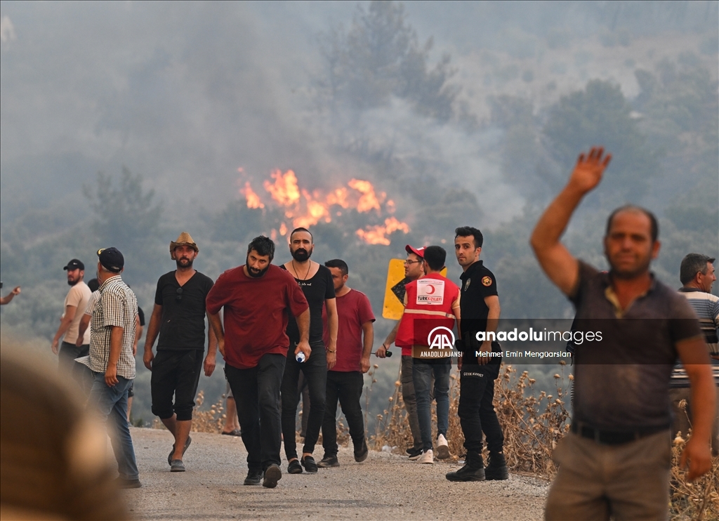İzmir Kınık'taki orman yangını nedeniyle 3 mahalle tahliye ediliyor