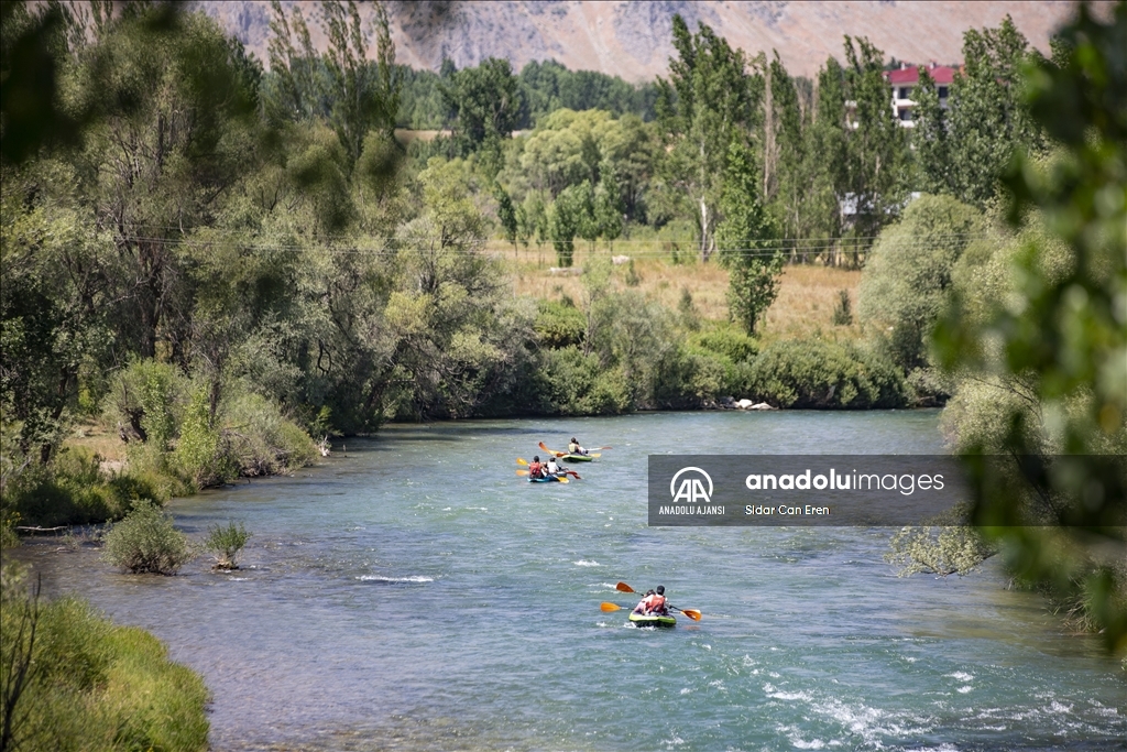 Munzur Çayı'nda düzenlenen kano turları turistlerin gözdesi oldu