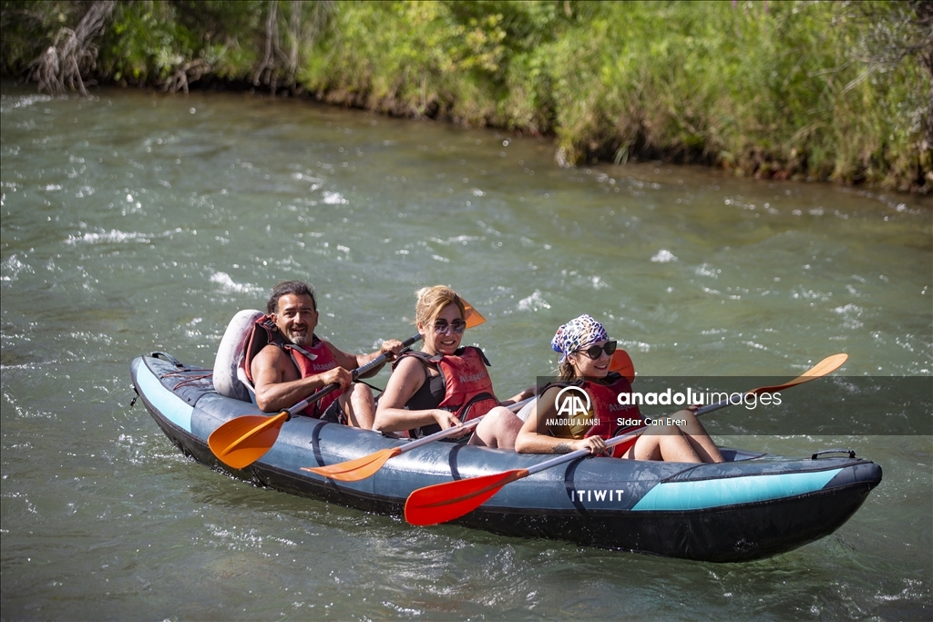 Munzur Çayı'nda düzenlenen kano turları turistlerin gözdesi oldu