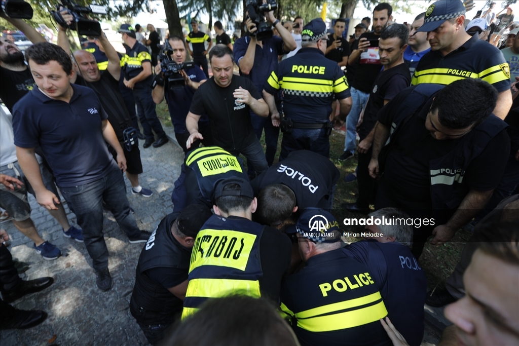 Rusya'nın Soçi kentinden yola çıkan kruvaziyer, Gürcistan'da protesto ile karşılandı