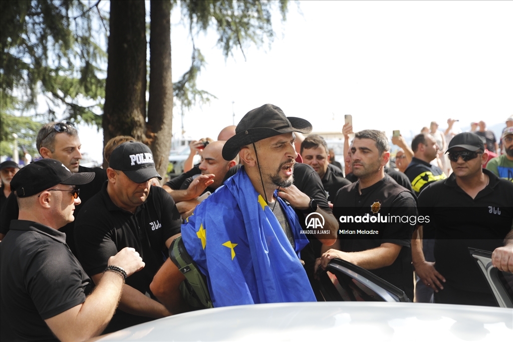 Rusya'nın Soçi kentinden yola çıkan kruvaziyer, Gürcistan'da protesto ile karşılandı