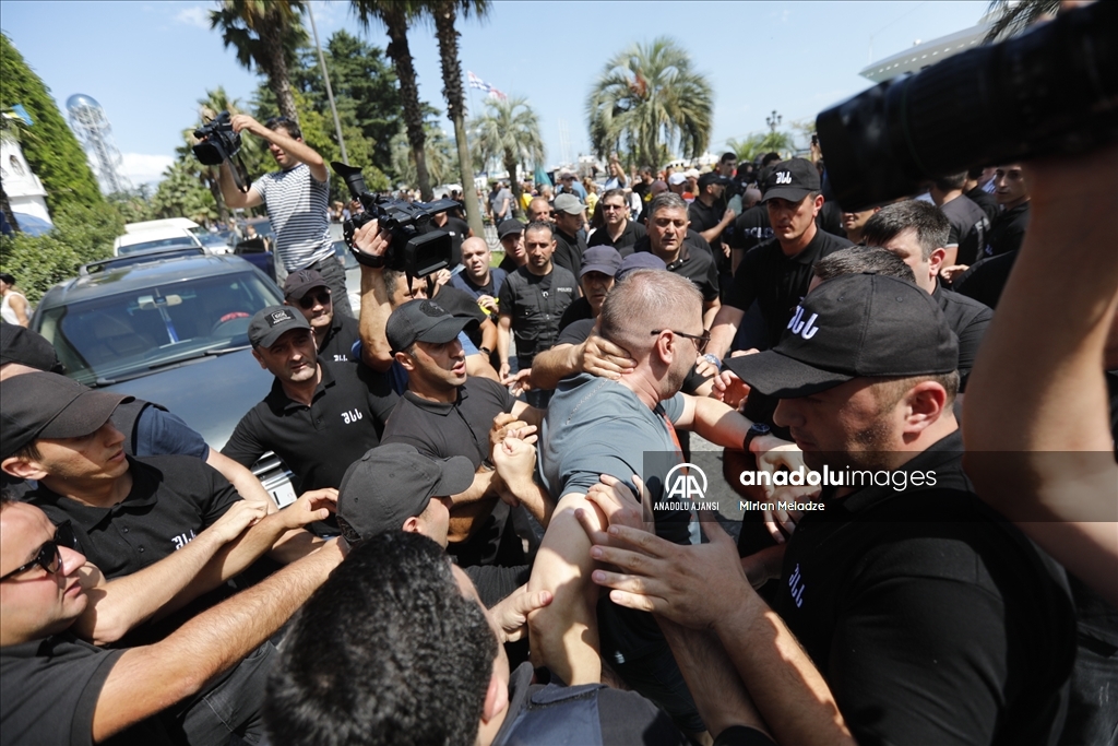 Rusya'nın Soçi kentinden yola çıkan kruvaziyer, Gürcistan'da protesto ile karşılandı