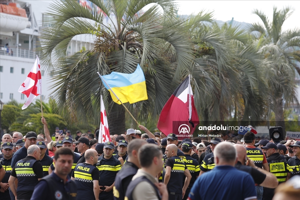 Rusya'nın Soçi kentinden yola çıkan kruvaziyer, Gürcistan'da protesto ile karşılandı