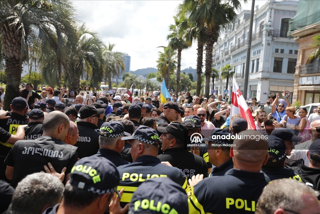 Rusya'nın Soçi kentinden yola çıkan kruvaziyer, Gürcistan'da protesto ile karşılandı