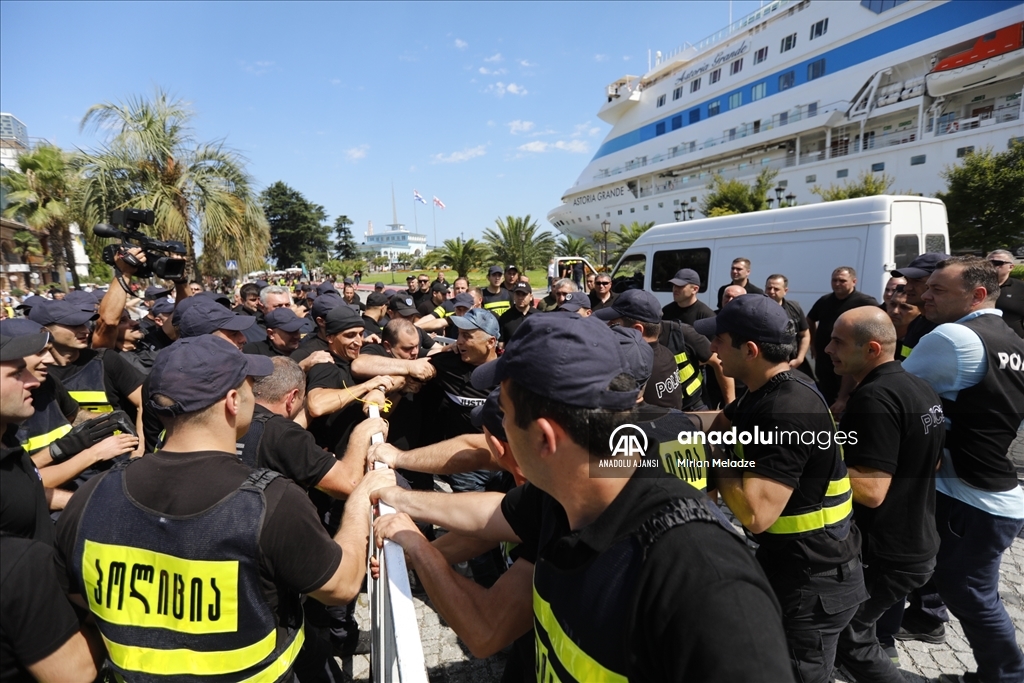 Rusya'nın Soçi kentinden yola çıkan kruvaziyer, Gürcistan'da protesto ile karşılandı