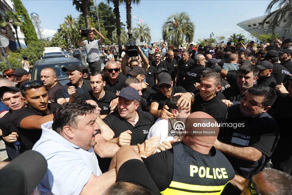 Rusya'nın Soçi kentinden yola çıkan kruvaziyer, Gürcistan'da protesto ile karşılandı