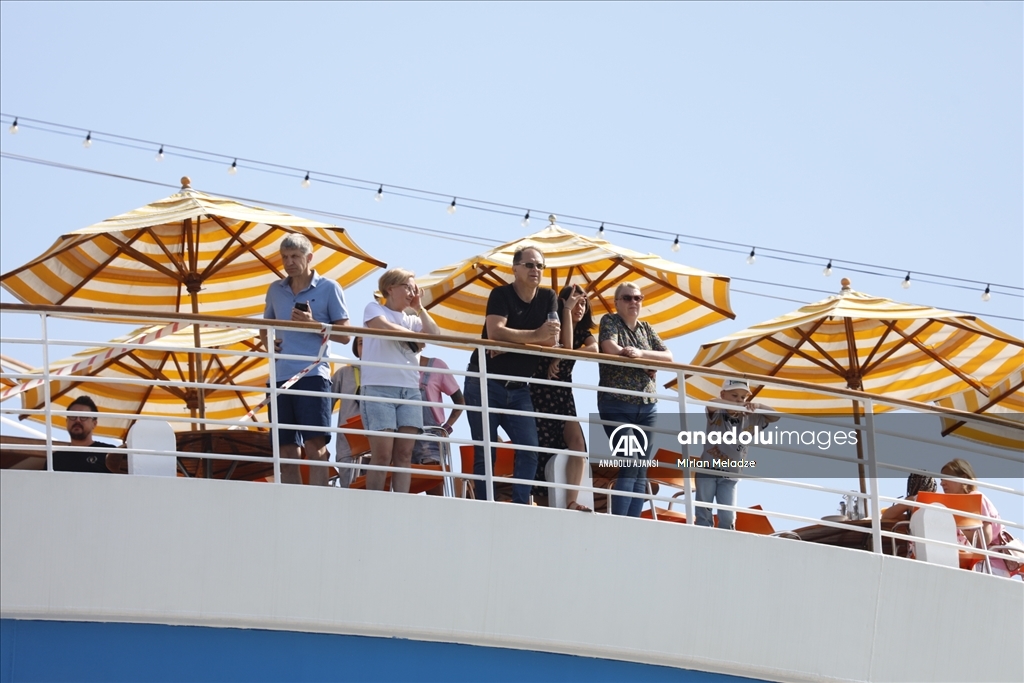 Rusya'nın Soçi kentinden yola çıkan kruvaziyer, Gürcistan'da protesto ile karşılandı