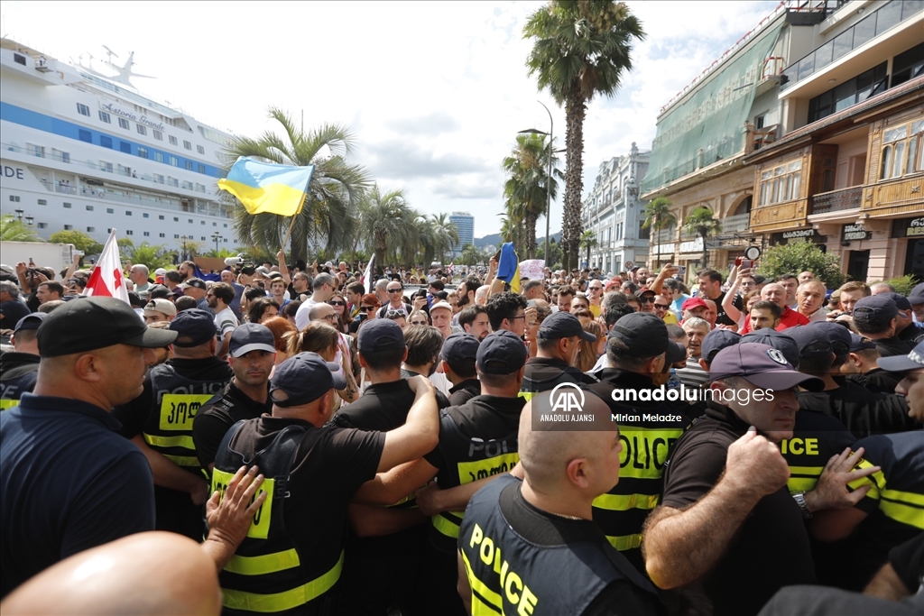 Rusya'nın Soçi kentinden yola çıkan kruvaziyer, Gürcistan'da protesto ile karşılandı