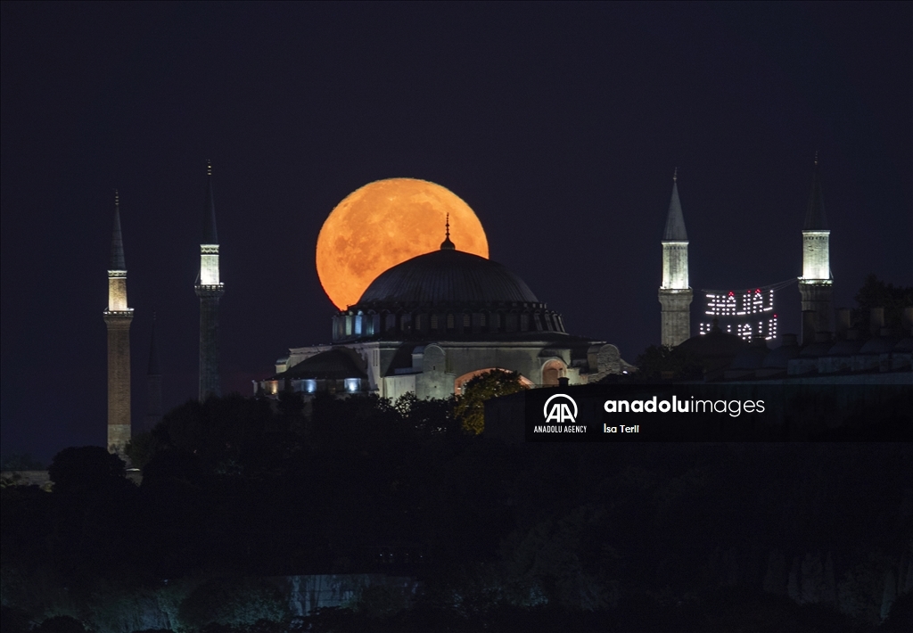 پدیده زیبای سوپر ماه در استانبول