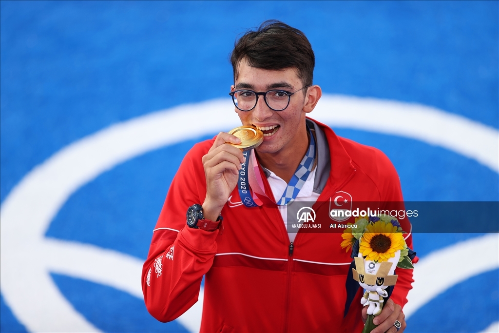 Olimpiyat şampiyonu okçu Mete Gazoz madalyasını aldı