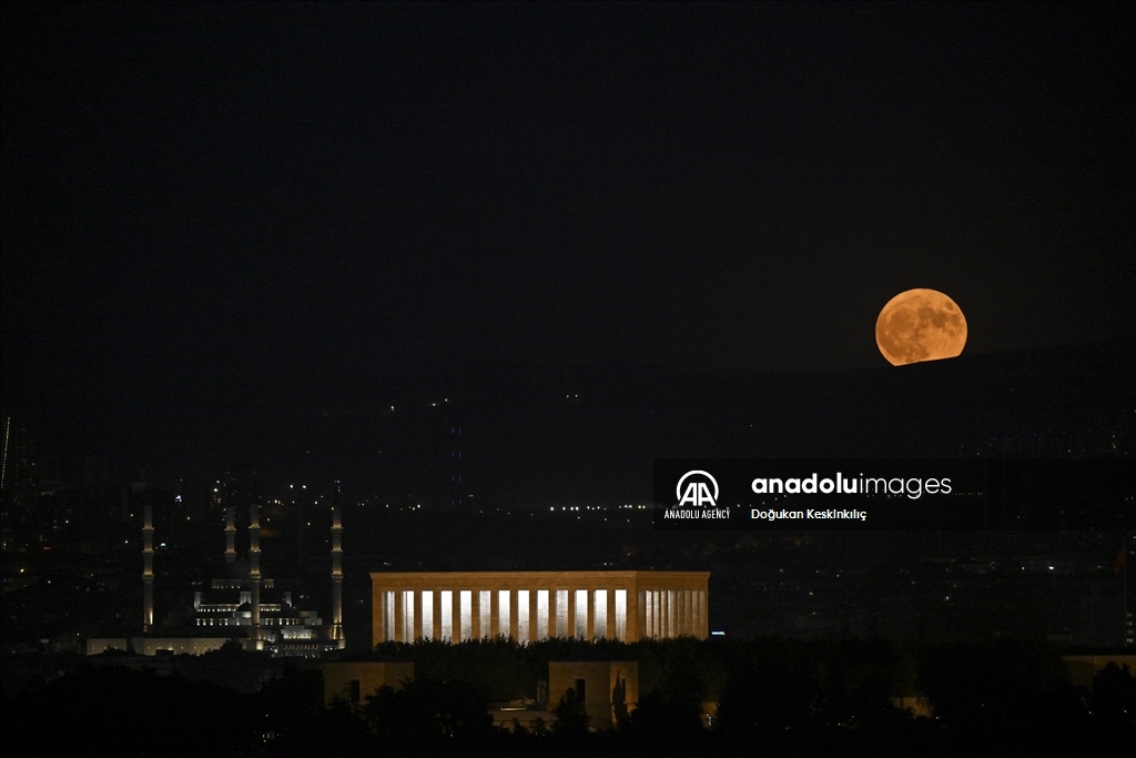 Full moon in Ankara