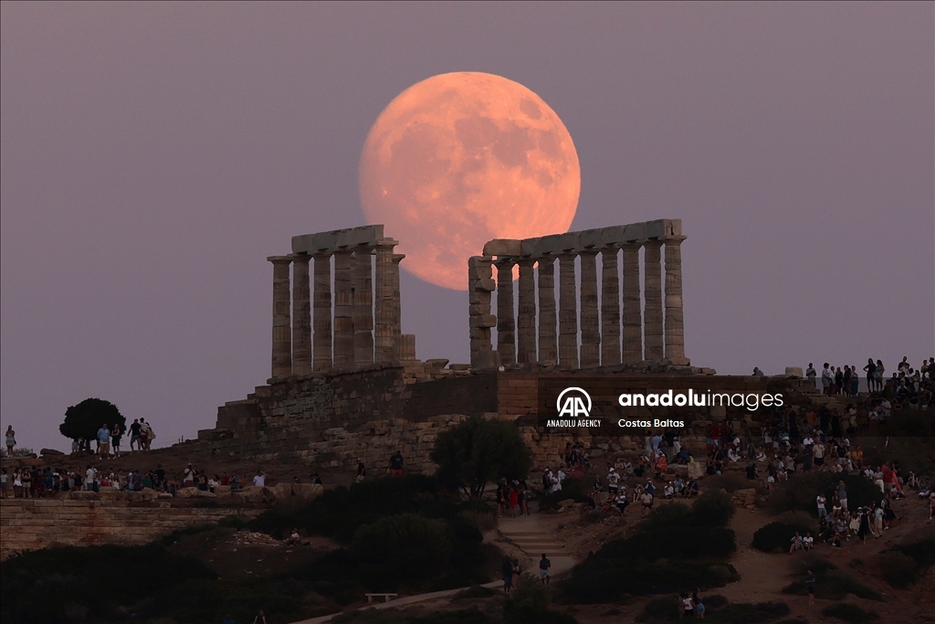 Full moon in Athens