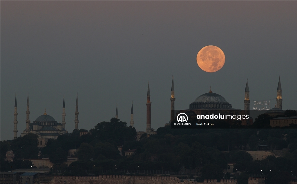 Full moon in Istanbul