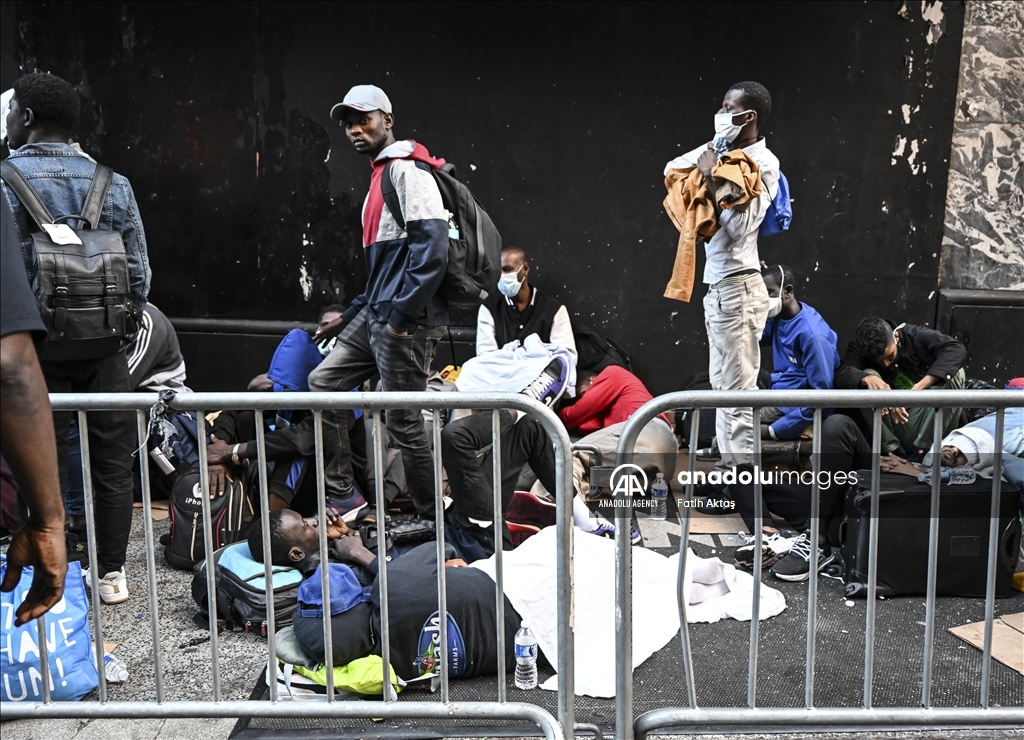 Migrants Sleep Outside Hotel In New York As City Grapples With Migrant ...