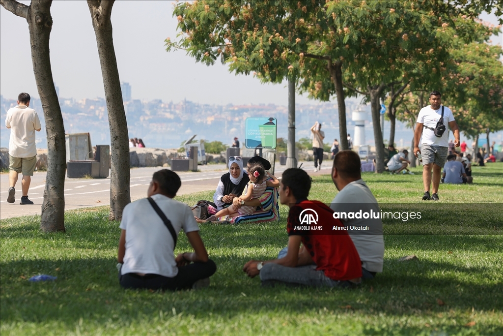 İstanbul'da "eyyam-ı bahur" sıcaklarından bunalanlar sahillere ve parklara akın etti