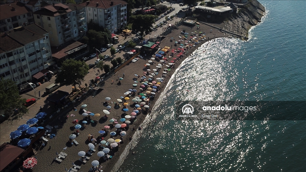 Akçakoca'da sıcaktan bunalanlar serinlemek için sahilleri tercih etti
