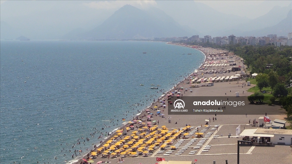Antalya'da etkili olan nem bunaltıyor