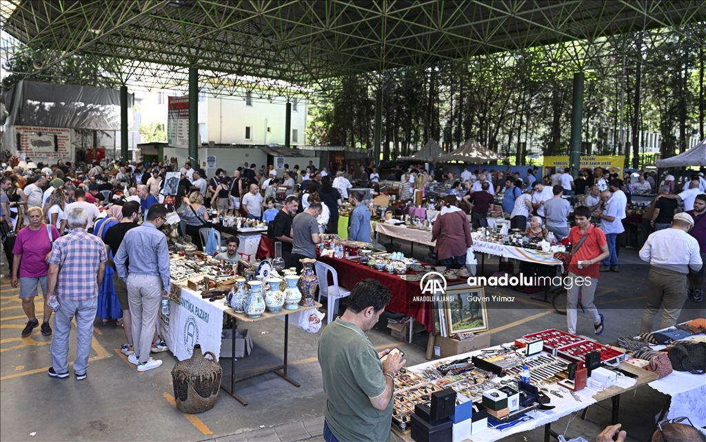 Çankaya'da kurulan pazar, antika tutkunlarını ağırlıyor