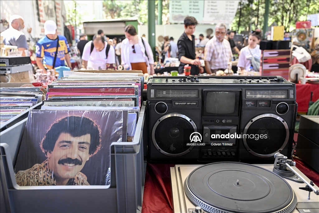 Çankaya'da kurulan pazar, antika tutkunlarını ağırlıyor